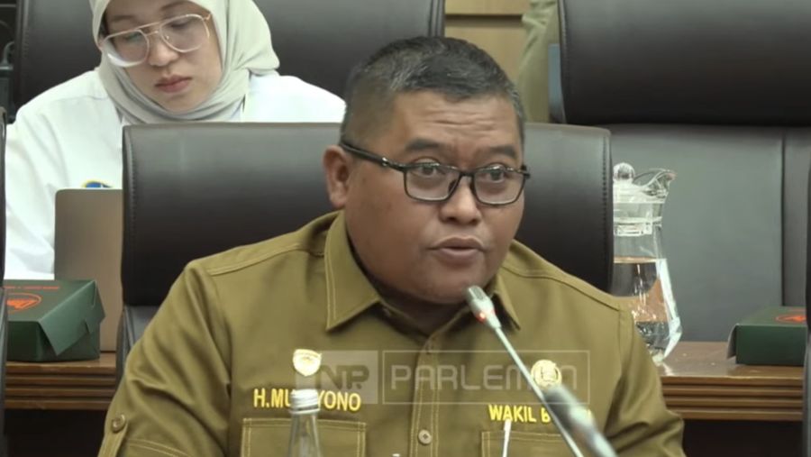 Wakil Bupati Manokwari, Mugiyono saat dalam rapat kerja dengan Komisi XII DPR RI di Komplek Parlemen, Jakarta, Senin (24/11/2025). (Tangkapan Layar Youtube/Komisi XII DPR RI Channel)