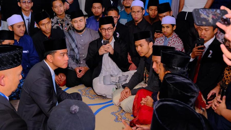 Wapres Gibran Bertemu Santri Indonesia dan Salat Berjamaah di Masjid ud-Dhuha Johannesburg. (Dok. Setwapres)