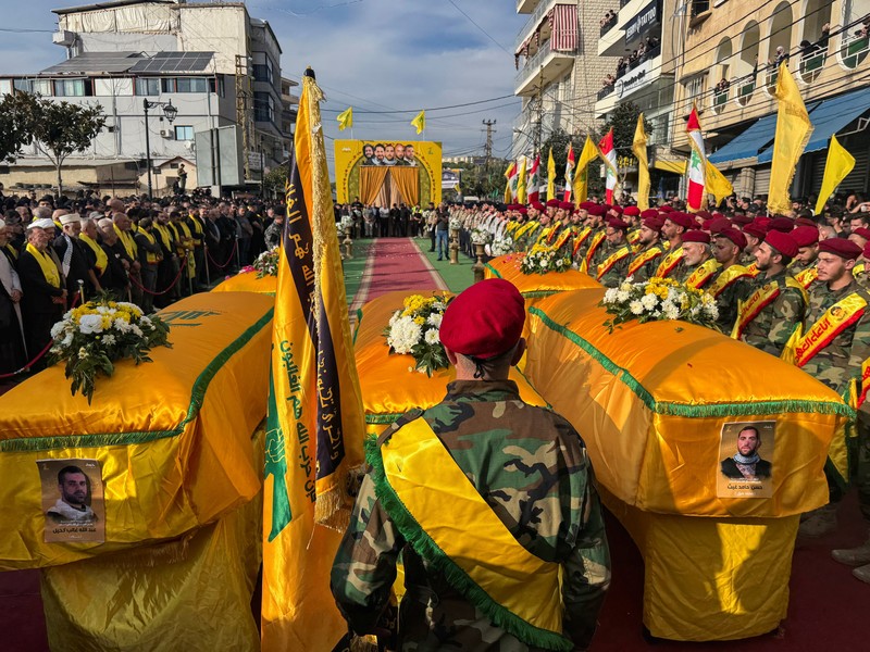 Anggota Hizbullah membawa peti mati orang-orang yang tewas dalam serangan Israel, di distrik Nabatieh, Lebanon selatan, 2 November 2025. (REUTERS/Ali Hankir)