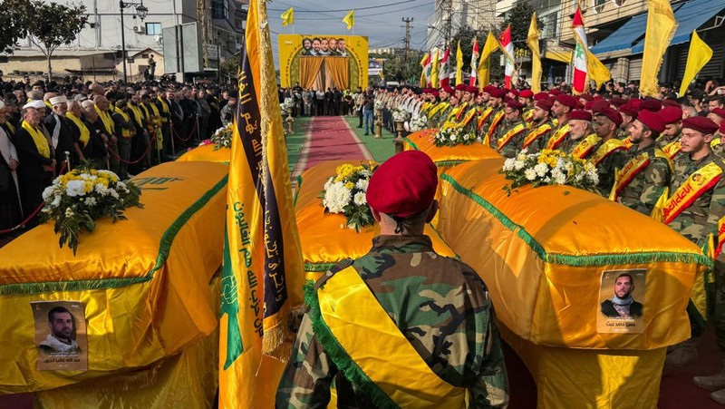 Anggota Hizbullah membawa peti mati orang-orang yang tewas dalam serangan Israel, di distrik Nabatieh, Lebanon selatan, 2 November 2025. (REUTERS/Ali Hankir)