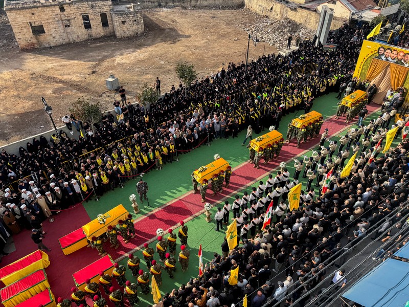 Anggota Hizbullah membawa peti mati orang-orang yang tewas dalam serangan Israel, di distrik Nabatieh, Lebanon selatan, 2 November 2025. (REUTERS/Ali Hankir)