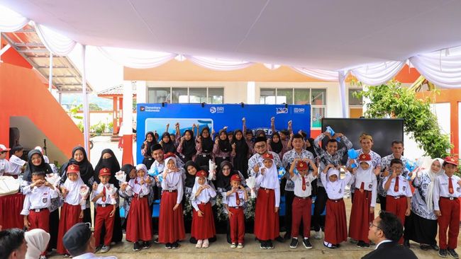 Rayakan Hari Guru, BRI Salurkan Bantuan ke SDN Sukamahi 02 Megamendung