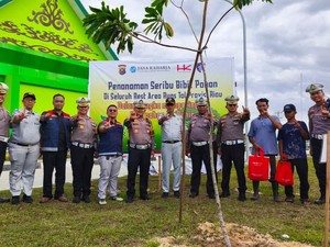 Polantas Polda Riau Tanam Pohon Hijaukan Rest Area Tol Permai di Hari Pohon