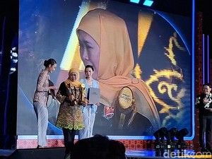 Khofifah Juga Raih Tokoh Pembangun Konektivitas Transportasi Daerah detikcom Awards 2025
