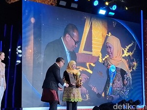 Khofifah Raih detikcom Awards 2025 Tokoh Katalisator Peningkatan Ekonomi Antardaerah
