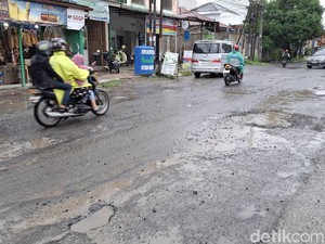 Aspal Rusak di Jalan Sidorukun Tergenang Air, Rawan Terjadi Kecelakaan