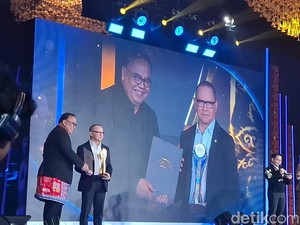 Kementerian P2MI Raih detikcom Awards 2025 Lembaga Pendorong Pekerja Migran Naik Kelas