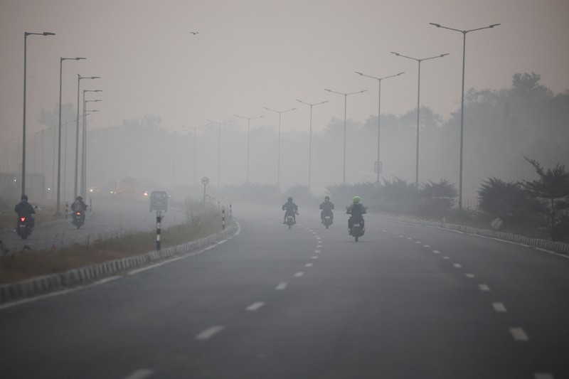 Sebuah pesawat bersiap lepas landas di landasan pacu pada pagi yang berkabut di tengah polusi udara yang terus berlanjut, di New Delhi, India, 25 November 2025. (REUTERS/Anushree Fadnavis)