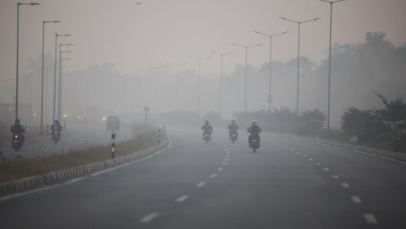 Sebuah pesawat bersiap lepas landas di landasan pacu pada pagi yang berkabut di tengah polusi udara yang terus berlanjut, di New Delhi, India, 25 November 2025. (REUTERS/Anushree Fadnavis)