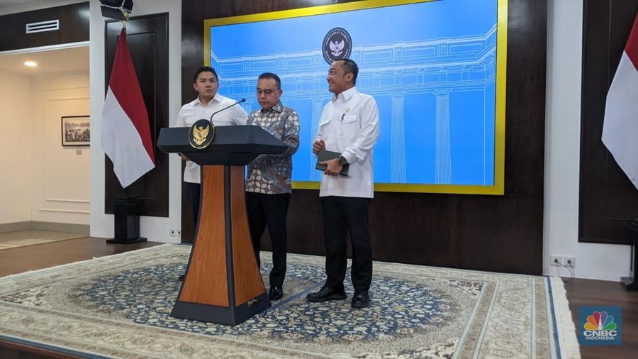 Keterangan Pers Wakil Ketua DPR RI, Mensesneg dan Seskab, Kantor Presiden, Selasa (25/11/2025). (CNBC Indonesia/Emir Yanwardhana)