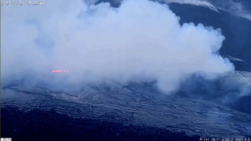 Lava kembali menyembur dari Gunung Berapi Kilauea di Hawaii pada Minggu (23/11/2025) malam, menurut rekaman yang dirilis Survei Geologi Amerika Serikat (USGS). (Tangkapan Layar Video Reuters/USGS)