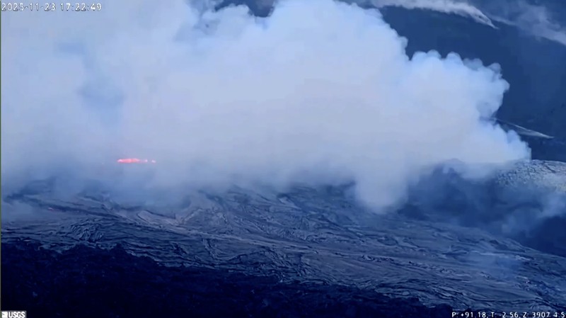 Lava kembali menyembur dari Gunung Berapi Kilauea di Hawaii pada Minggu (23/11/2025) malam, menurut rekaman yang dirilis Survei Geologi Amerika Serikat (USGS). (Tangkapan Layar Video Reuters/USGS)