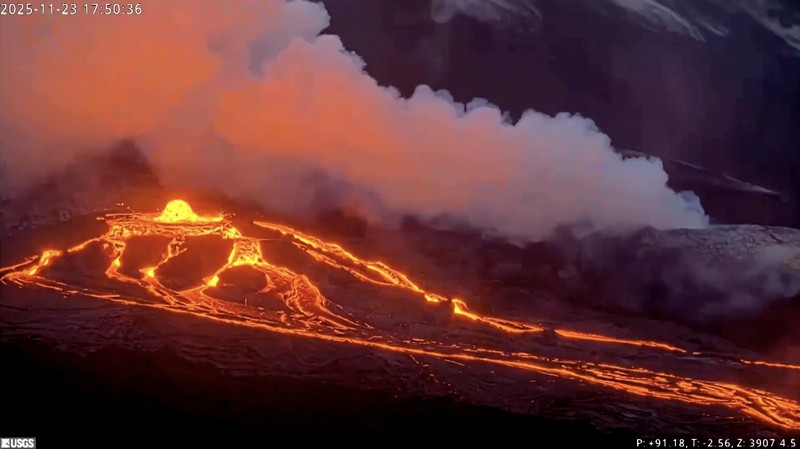 Lava kembali menyembur dari Gunung Berapi Kilauea di Hawaii pada Minggu (23/11/2025) malam, menurut rekaman yang dirilis Survei Geologi Amerika Serikat (USGS). (Tangkapan Layar Video Reuters/USGS)