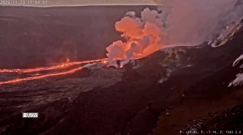 Lava kembali menyembur dari Gunung Berapi Kilauea di Hawaii pada Minggu (23/11/2025) malam, menurut rekaman yang dirilis Survei Geologi Amerika Serikat (USGS). (Tangkapan Layar Video Reuters/USGS)