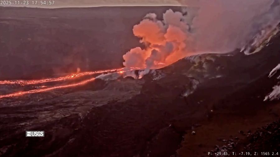 Lava kembali menyembur dari Gunung Berapi Kilauea di Hawaii pada Minggu (23/11/2025) malam, menurut rekaman yang dirilis Survei Geologi Amerika Serikat (USGS). (Tangkapan Layar Video Reuters/USGS)