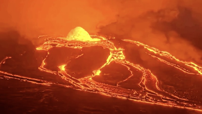 Lava kembali menyembur dari Gunung Berapi Kilauea di Hawaii pada Minggu (23/11/2025) malam, menurut rekaman yang dirilis Survei Geologi Amerika Serikat (USGS). (Tangkapan Layar Video Reuters/USGS)