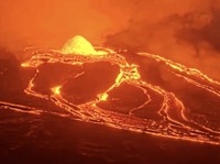 Potret Gunung Kilauea Meletus, Lahar Panas Turun Bak Air Mancur