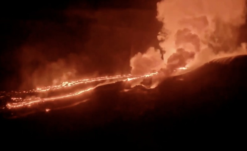 Lava kembali menyembur dari Gunung Berapi Kilauea di Hawaii pada Minggu (23/11/2025) malam, menurut rekaman yang dirilis Survei Geologi Amerika Serikat (USGS). (Tangkapan Layar Video Reuters/USGS)