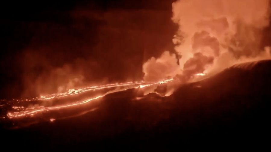 Lava kembali menyembur dari Gunung Berapi Kilauea di Hawaii pada Minggu (23/11/2025) malam, menurut rekaman yang dirilis Survei Geologi Amerika Serikat (USGS). (Tangkapan Layar Video Reuters/USGS)
