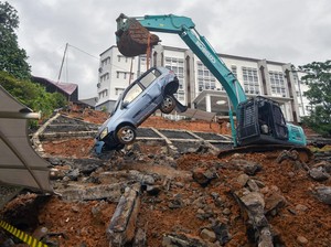 Video: Longsor di Kampus UIN Imam Bonjol Padang Timpa 4 Mobil dan 3 Motor