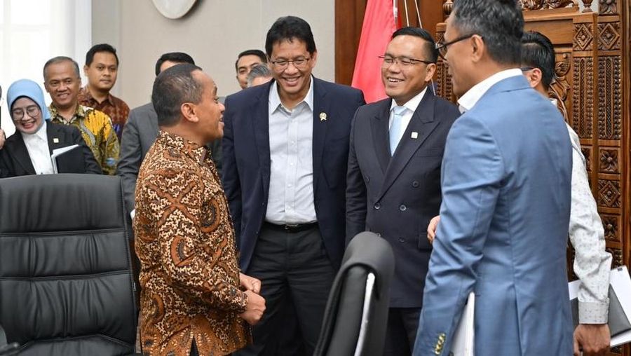 Menkeu Purbaya bertemu dengan Menteri ESDM Bahlil Lahadalia dan Kepala BP BUMN Dony Oskaria membahas anggaran subsidi LPG. (Tangkapan layar instagram @menkeuri)