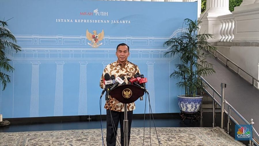 Menteri Kependudukan dan Pembangunan Keluarga/Kepala Badan Kependudukan dan Keluarga Berencana Nasional Wihaji memberikan keterangan pers di Istana Kepresidenan, Jakarta, Selasa (25/11/2025). (CNBC Indonesia/Emir Yanwardhana)