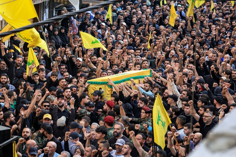 Anggota Hizbullah membawa peti mati orang-orang yang tewas dalam serangan Israel, di distrik Nabatieh, Lebanon selatan, 2 November 2025. (REUTERS/Ali Hankir)
