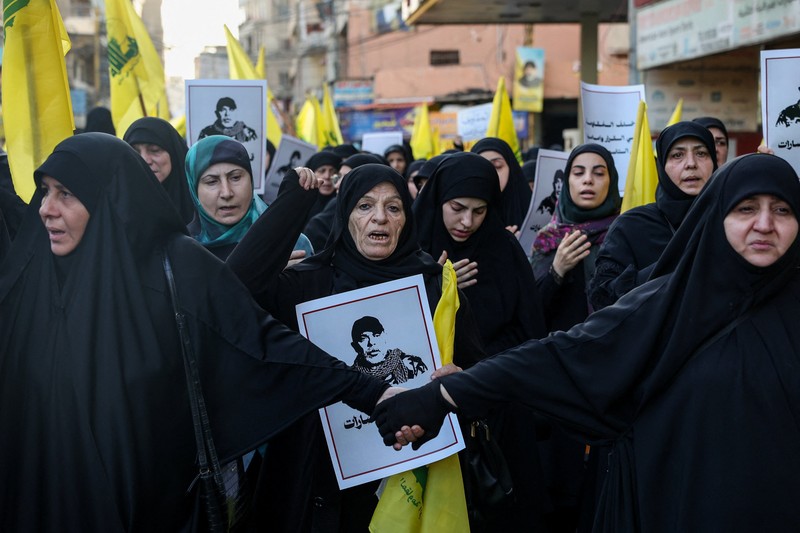 Anggota Hizbullah membawa peti mati orang-orang yang tewas dalam serangan Israel, di distrik Nabatieh, Lebanon selatan, 2 November 2025. (REUTERS/Ali Hankir)
