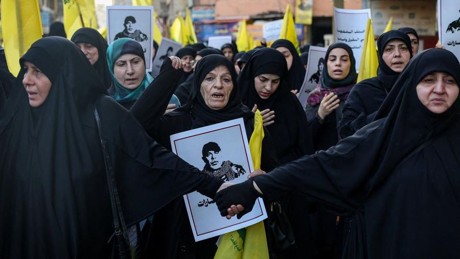 Anggota Hizbullah membawa peti mati orang-orang yang tewas dalam serangan Israel, di distrik Nabatieh, Lebanon selatan, 2 November 2025. (REUTERS/Ali Hankir)