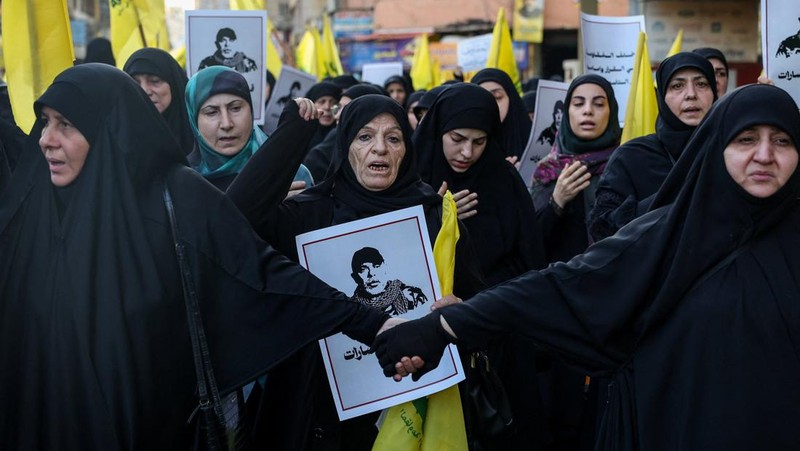 Anggota Hizbullah membawa peti mati orang-orang yang tewas dalam serangan Israel, di distrik Nabatieh, Lebanon selatan, 2 November 2025. (REUTERS/Ali Hankir)