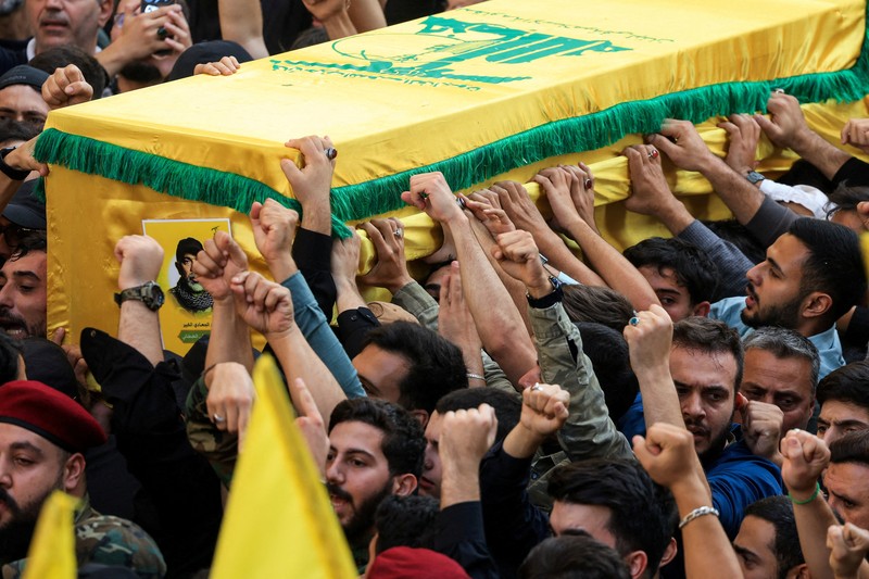 Anggota Hizbullah membawa peti mati orang-orang yang tewas dalam serangan Israel, di distrik Nabatieh, Lebanon selatan, 2 November 2025. (REUTERS/Ali Hankir)