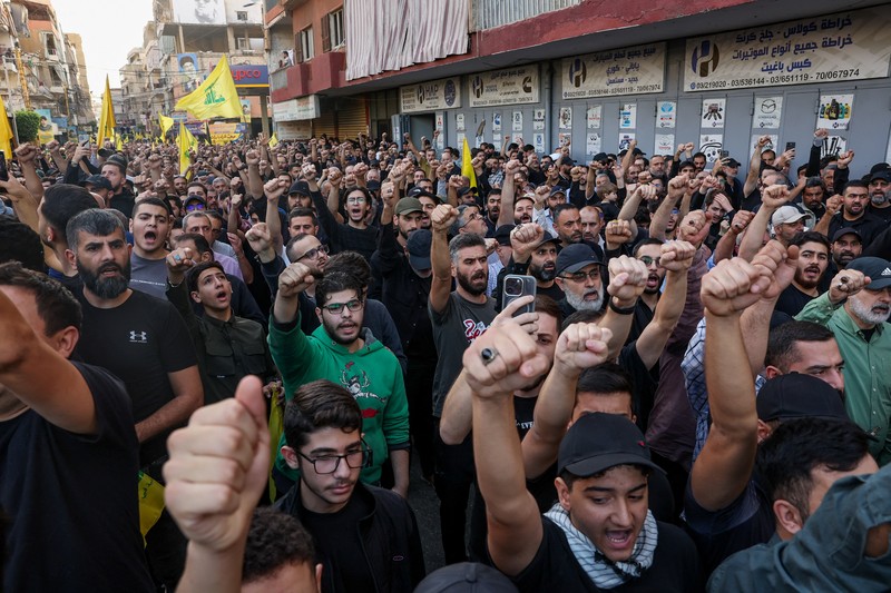 Anggota Hizbullah membawa peti mati orang-orang yang tewas dalam serangan Israel, di distrik Nabatieh, Lebanon selatan, 2 November 2025. (REUTERS/Ali Hankir)