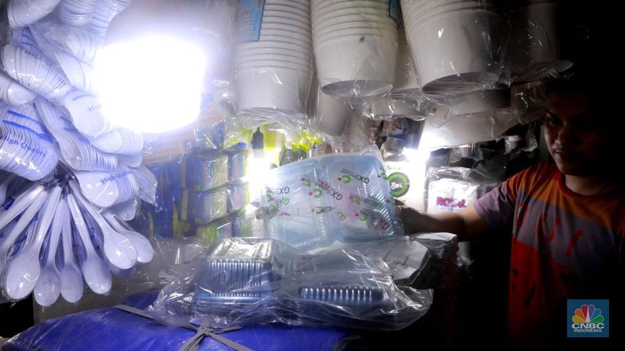 Pedagang menata plastik berbahan polypropylene (PP) homopolymer di kawasan Pasar Minggu, Jakarta, Selasa, (25/11/2025). (CNBC Indonesia/Muhammad Sabki)