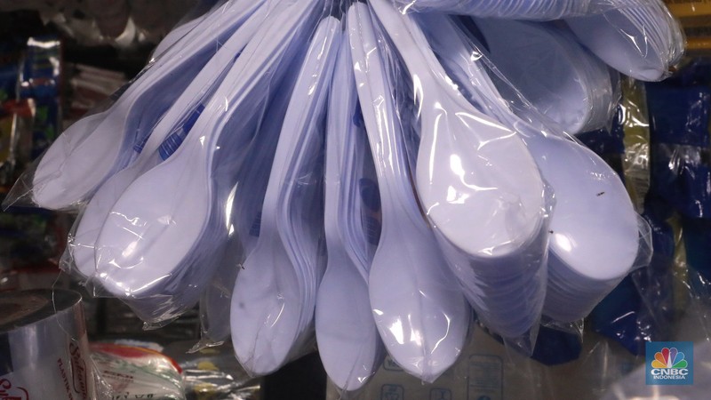 Pedagang menata plastik berbahan polypropylene (PP) homopolymer di kawasan Pasar Minggu, Jakarta, Selasa, (25/11/2025). (CNBC Indonesia/Muhammad Sabki)