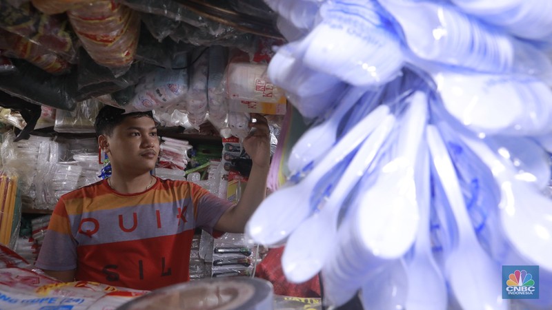 Pedagang menata plastik berbahan polypropylene (PP) homopolymer di kawasan Pasar Minggu, Jakarta, Selasa, (25/11/2025). (CNBC Indonesia/Muhammad Sabki)