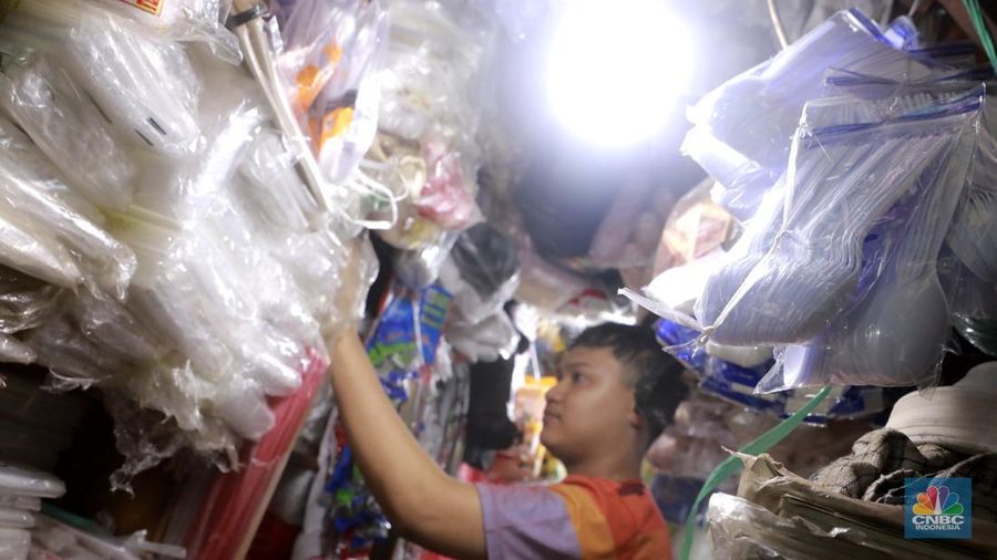 Pedagang menata plastik berbahan polypropylene (PP) homopolymer di kawasan Pasar Minggu, Jakarta, Selasa, (25/11/2025). (CNBC Indonesia/Muhammad Sabki)