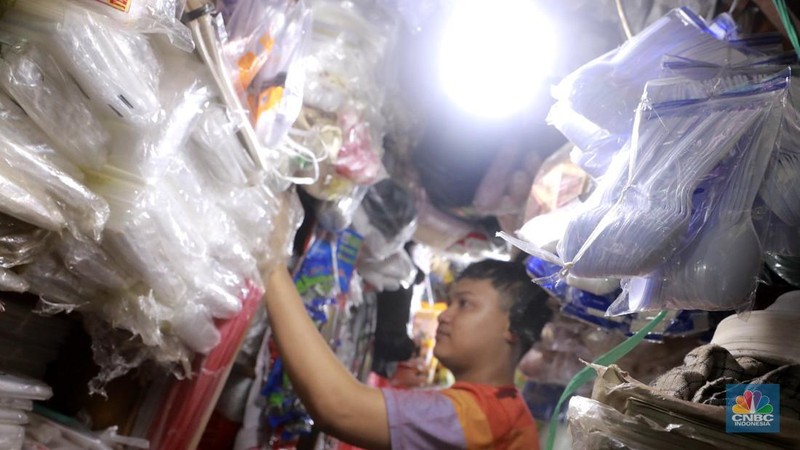Pedagang menata plastik berbahan polypropylene (PP) homopolymer di kawasan Pasar Minggu, Jakarta, Selasa, (25/11/2025). (CNBC Indonesia/Muhammad Sabki)