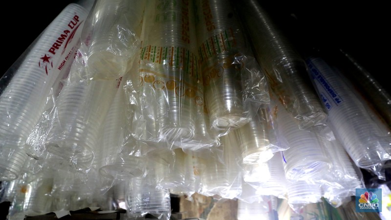 Pedagang menata plastik berbahan polypropylene (PP) homopolymer di kawasan Pasar Minggu, Jakarta, Selasa, (25/11/2025). (CNBC Indonesia/Muhammad Sabki)