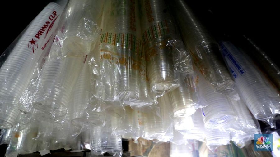 Pedagang menata plastik berbahan polypropylene (PP) homopolymer di kawasan Pasar Minggu, Jakarta, Selasa, (25/11/2025). (CNBC Indonesia/Muhammad Sabki)