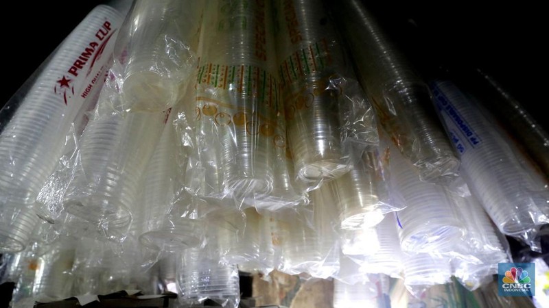 Pedagang menata plastik berbahan polypropylene (PP) homopolymer di kawasan Pasar Minggu, Jakarta, Selasa, (25/11/2025). (CNBC Indonesia/Muhammad Sabki)