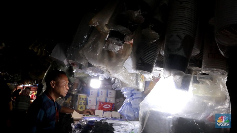 Pedagang menata plastik berbahan polypropylene (PP) homopolymer di kawasan Pasar Minggu, Jakarta, Selasa, (25/11/2025). (CNBC Indonesia/Muhammad Sabki)