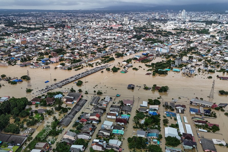 Pemandangan drone menunjukkan daerah yang terendam banjir di distrik Hat Yai, yang terdampak hujan deras, yang telah melanda 10 provinsi di Thailand selatan, Selasa (25/11/2025). (REUTERS/Weerapong Narongkul)