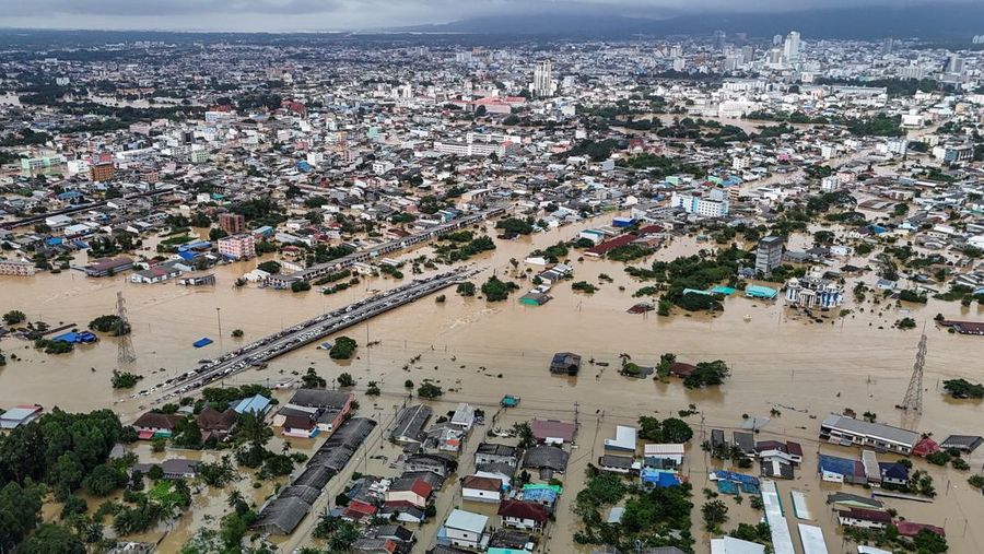Pemandangan drone menunjukkan daerah yang terendam banjir di distrik Hat Yai, yang terdampak hujan deras, yang telah melanda 10 provinsi di Thailand selatan, Selasa (25/11/2025). (REUTERS/Weerapong Narongkul)