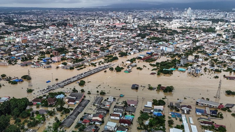 Pemandangan drone menunjukkan daerah yang terendam banjir di distrik Hat Yai, yang terdampak hujan deras, yang telah melanda 10 provinsi di Thailand selatan, Selasa (25/11/2025). (REUTERS/Weerapong Narongkul)