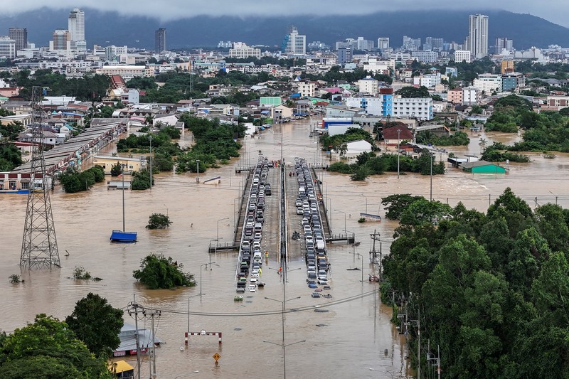 Pemandangan drone menunjukkan daerah yang terendam banjir di distrik Hat Yai, yang terdampak hujan deras, yang telah melanda 10 provinsi di Thailand selatan, Selasa (25/11/2025). (REUTERS/Weerapong Narongkul)
