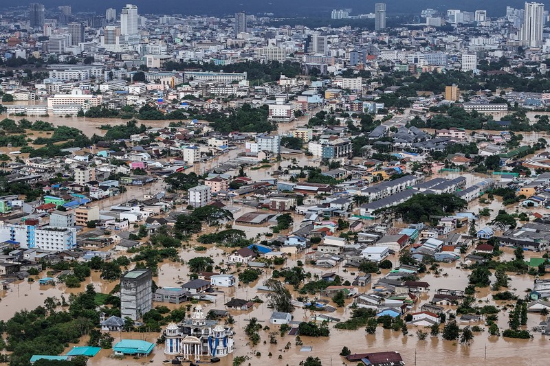Pemandangan drone menunjukkan daerah yang terendam banjir di distrik Hat Yai, yang terdampak hujan deras, yang telah melanda 10 provinsi di Thailand selatan, Selasa (25/11/2025). (REUTERS/Weerapong Narongkul)