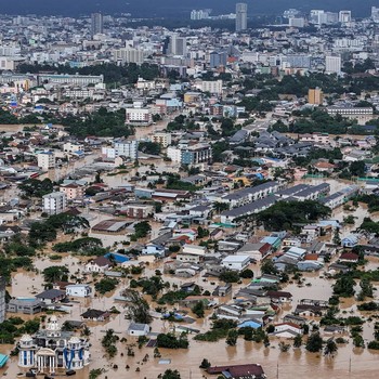Penampakan Kota Tenggelam Dilanda Air Bah Usai Hujan Pecahkan Rekor