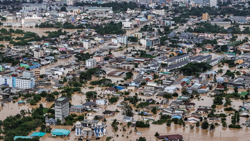 Pemandangan drone menunjukkan daerah yang terendam banjir di distrik Hat Yai, yang terdampak hujan deras, yang telah melanda 10 provinsi di Thailand selatan, Selasa (25/11/2025). (REUTERS/Weerapong Narongkul)