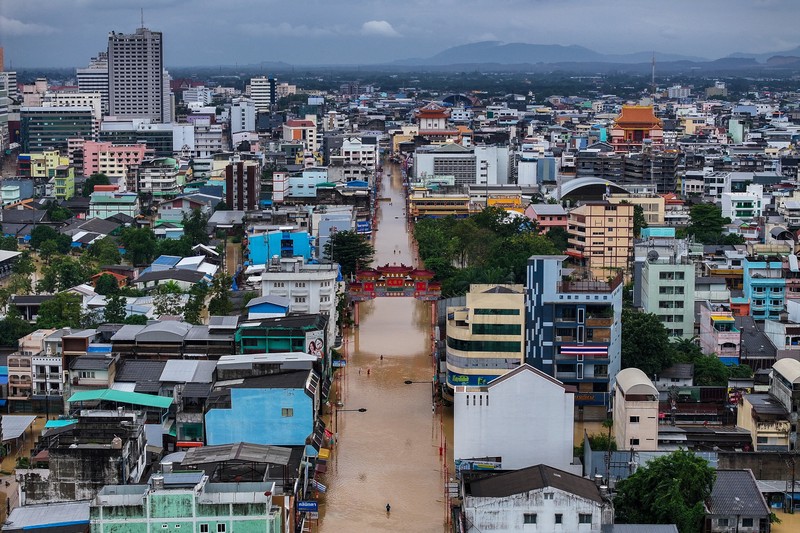 Pemandangan drone menunjukkan daerah yang terendam banjir di distrik Hat Yai, yang terdampak hujan deras, yang telah melanda 10 provinsi di Thailand selatan, Selasa (25/11/2025). (REUTERS/Weerapong Narongkul)