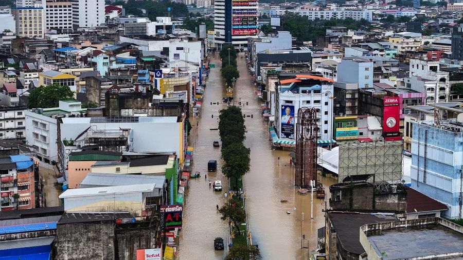 Pemandangan drone menunjukkan daerah yang terendam banjir di distrik Hat Yai, yang terdampak hujan deras, yang telah melanda 10 provinsi di Thailand selatan, Selasa (25/11/2025). (REUTERS/Weerapong Narongkul)